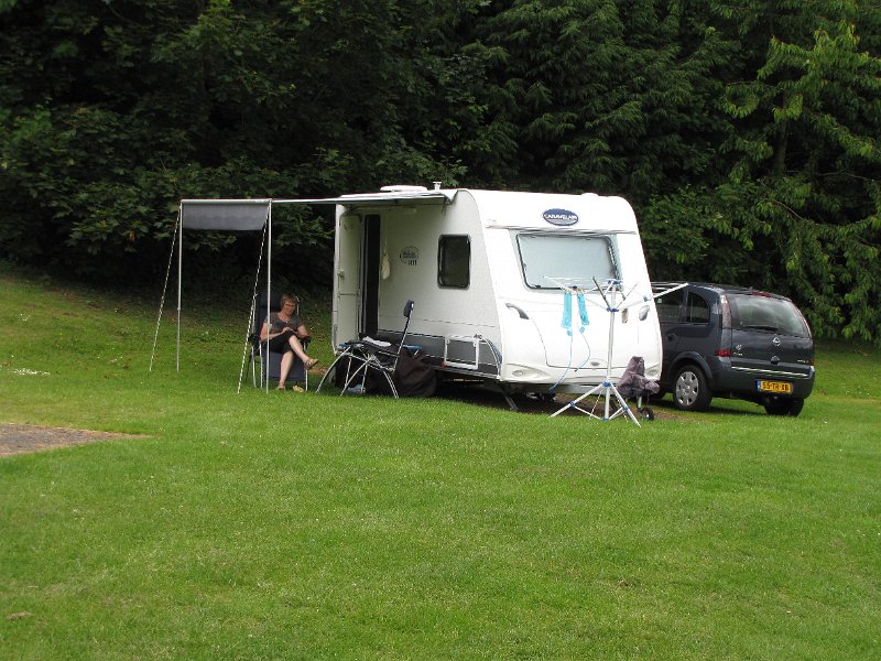 frouwkje en caravan.jpg - Frouwkje bij ons spul. Caravan op een "hard standing" want zo doen ze dat in de UK.